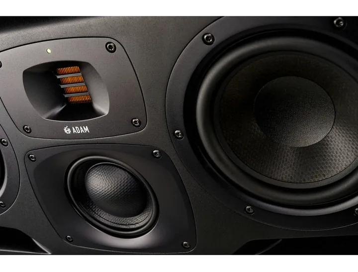 ADAM Audio S3H, het logo en de afwerking