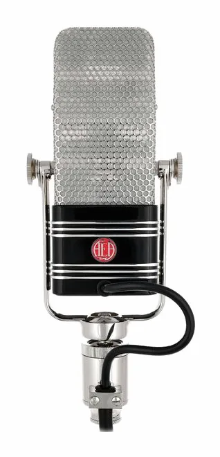 AEA R44CX, de XLR-aansluiting onderaan