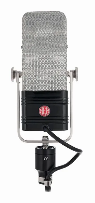 AEA R44CXE, de XLR-aansluiting onderaan