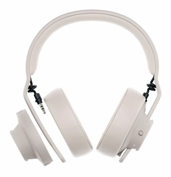 AIAIAI TMA-2 Studio Wireless White, de kabelaansluiting aan de oorschelp
