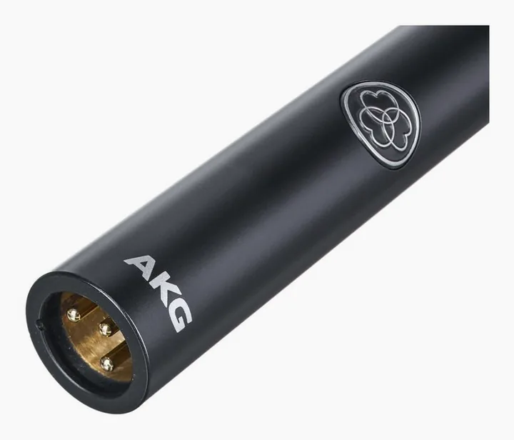 AKG C 151, het logo en de afwerking