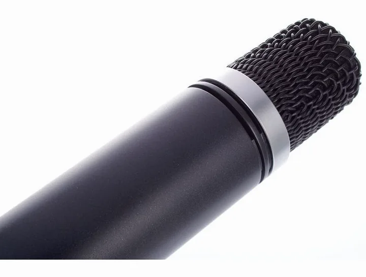 AKG C1000s MKIV Bundle, het logo en de afwerking