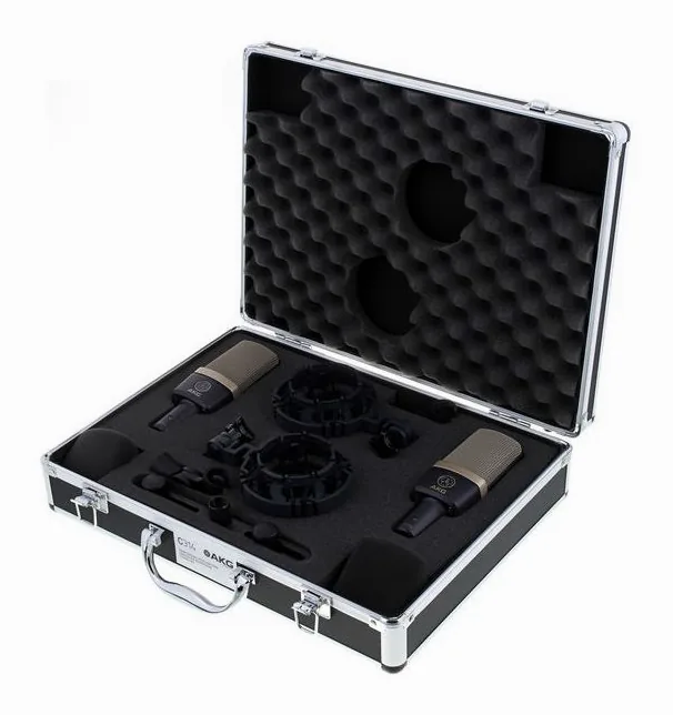 AKG C314 Stereo, de XLR-aansluiting onderaan