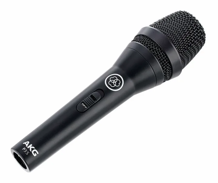 AKG Perception Live P3s, de XLR-aansluiting onderaan