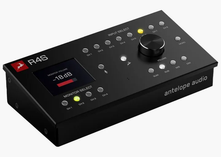 Antelope Satori Gen 2 R4S Bundle, het frontpaneel met de woofer en tweeter