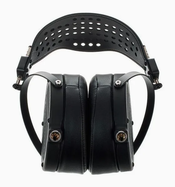 Audeze LCD-2 Classic Open System, de kabelaansluiting aan de oorschelp