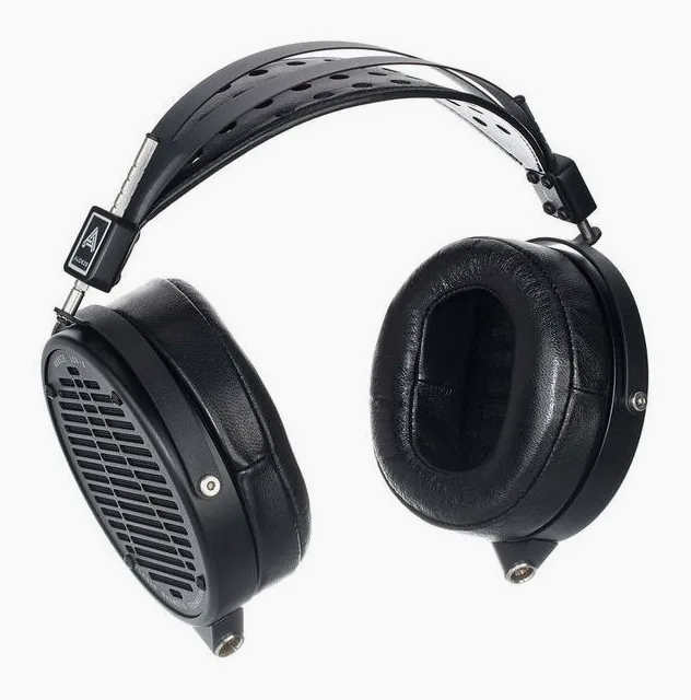 Audeze LCD-X, de kabelaansluiting aan de oorschelp