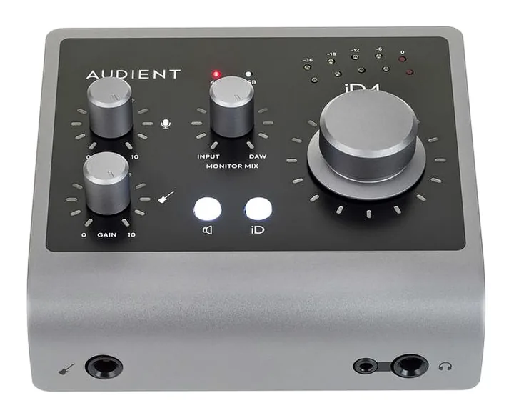 Audient iD4 MKII, het voorpaneel met de draaiknoppen
