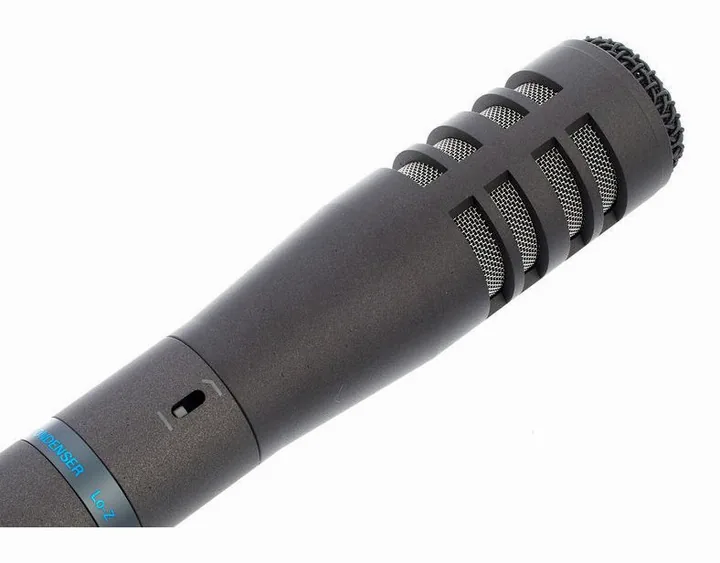 Audio-Technica AT 8033, de XLR-aansluiting onderaan