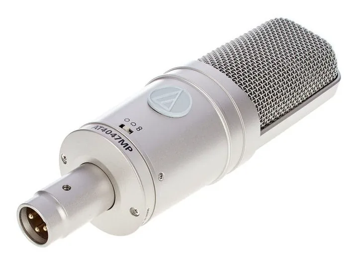 Audio-Technica AT4047 MP, de XLR-aansluiting onderaan