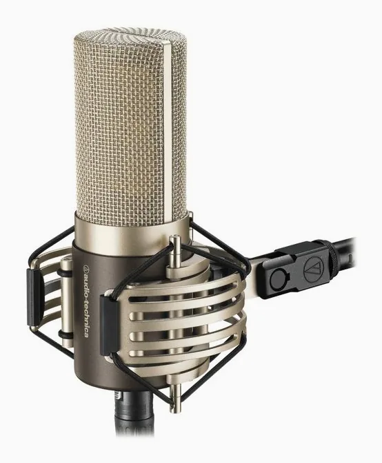 Audio-Technica AT5040, de XLR-aansluiting onderaan