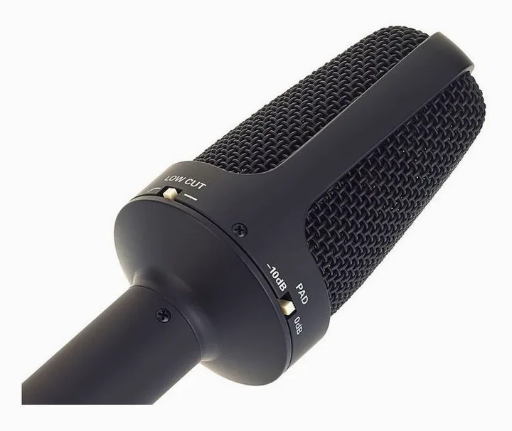 Audio-Technica BP4025, de XLR-aansluiting onderaan