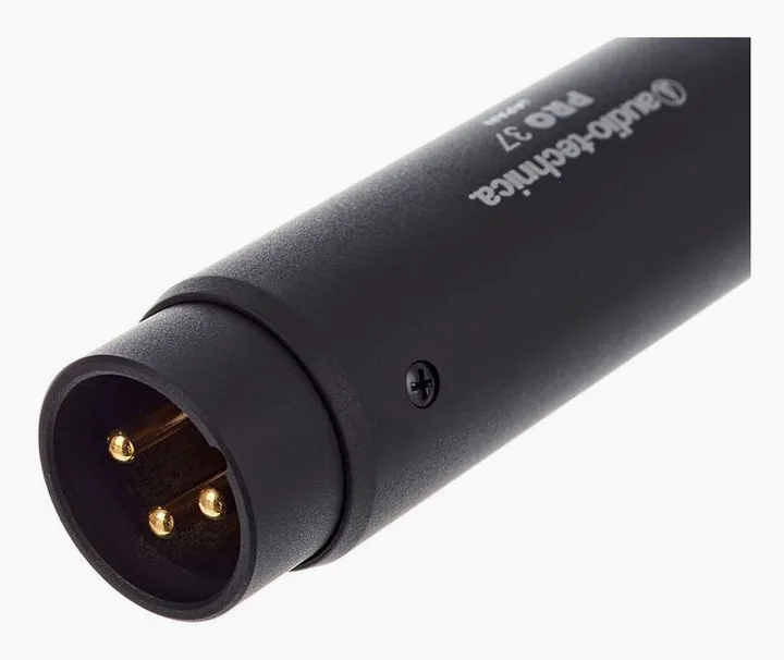 Audio-Technica Pro 37, de XLR-aansluiting onderaan
