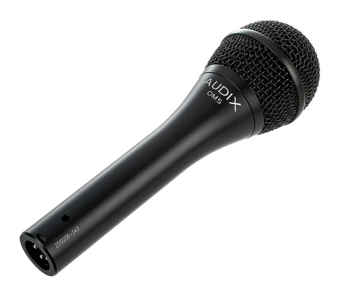 Audix OM5, de XLR-aansluiting onderaan