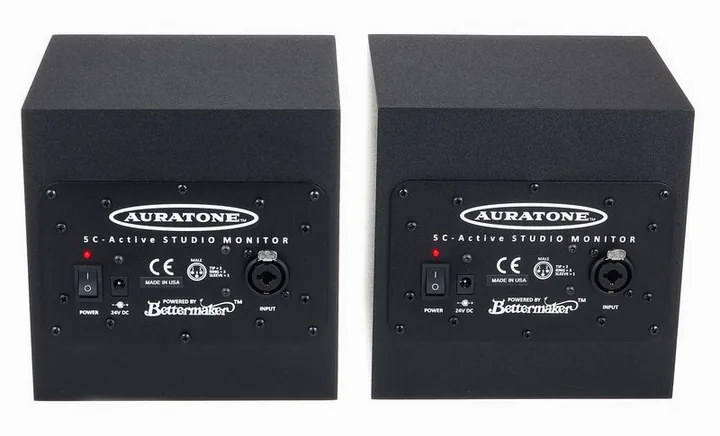 Auratone 5C Active Sound Cube Black, de achterkant met de aansluitingen
