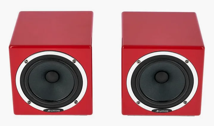 Avantone MixCubes Active Red, de achterkant met de aansluitingen