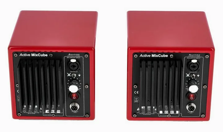 Avantone MixCubes Active Red, het frontpaneel met de woofer en tweeter