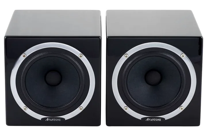 Avantone MixCubes black, de achterkant met de aansluitingen