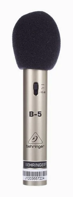 Behringer B5, de XLR-aansluiting onderaan
