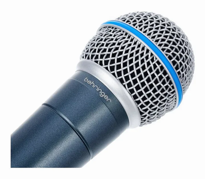 Behringer BA 85A, de XLR-aansluiting onderaan