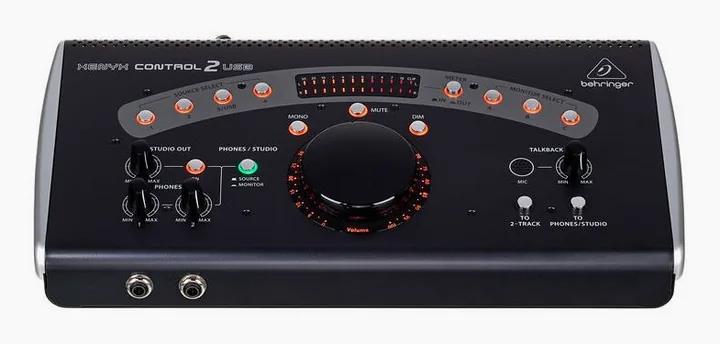 Behringer Control2USB, het frontpaneel met de woofer en tweeter