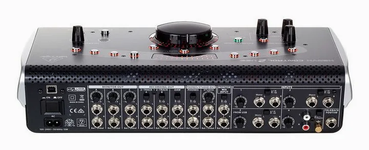 Behringer Control2USB, de bassreflexpoort