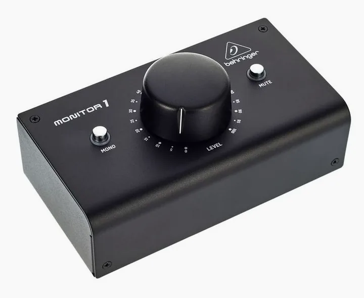 Behringer Monitor1, de achterkant met de aansluitingen