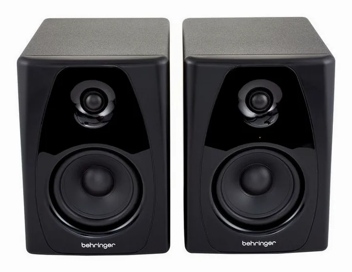 Behringer Studio 50USB, de achterkant met de aansluitingen