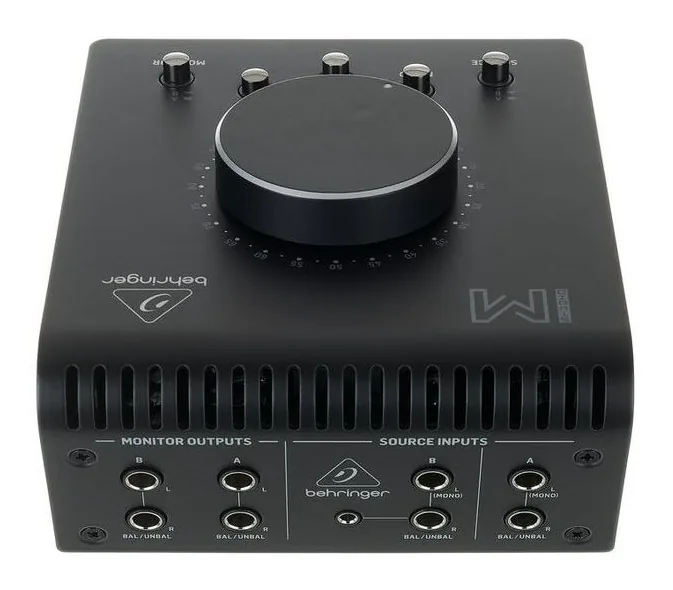 Behringer Studio M, het frontpaneel met de woofer en tweeter