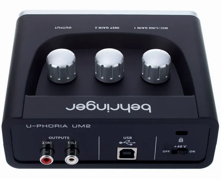 Behringer U-Phoria UM2, het voorpaneel met de draaiknoppen