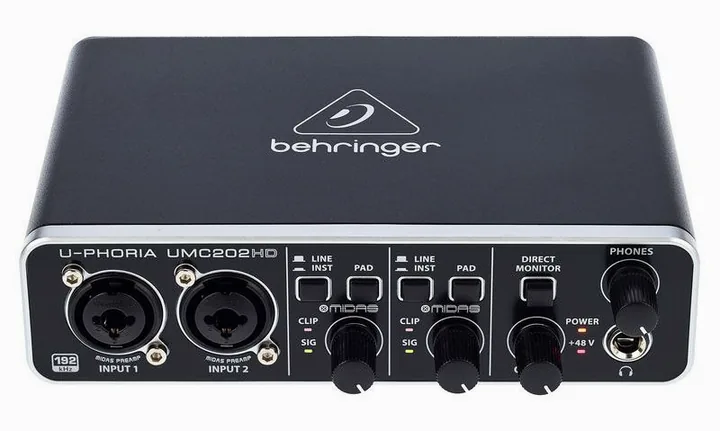 Behringer U-Phoria UMC202HD, het voorpaneel met de draaiknoppen