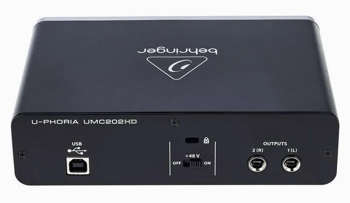 Behringer U-Phoria UMC202HD, het voorpaneel met de draaiknoppen