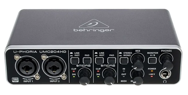 Behringer U-Phoria UMC204HD, het voorpaneel met de draaiknoppen