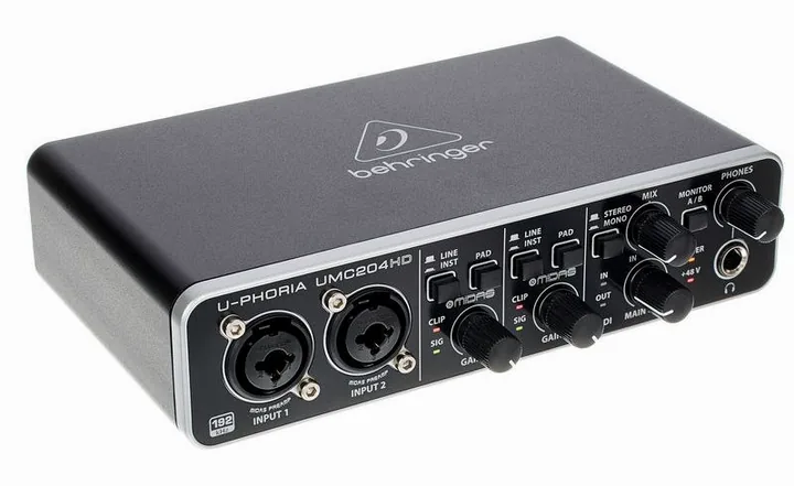 Behringer U-Phoria UMC204HD, het voorpaneel met de draaiknoppen