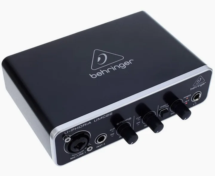 Behringer U-Phoria UMC22, de aansluitingen aan de achterkant