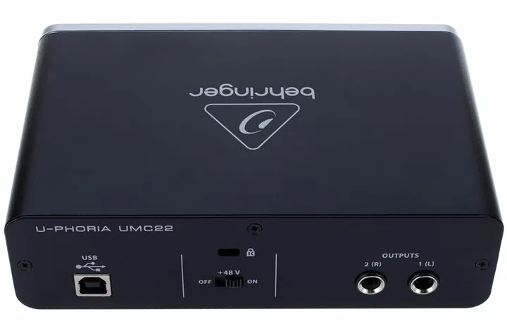 Behringer U-Phoria UMC22, de aansluitingen aan de achterkant