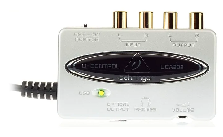 Behringer U-Control UCA202, de aansluitingen aan de achterkant