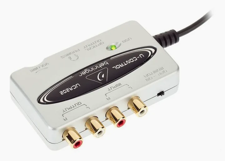 Behringer U-Control UCA202, de aansluitingen aan de achterkant