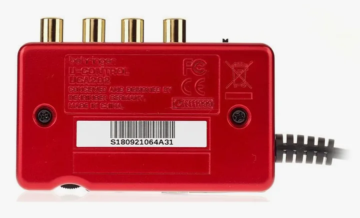 Behringer U-Control UCA222, de ingangen aan de voorzijde