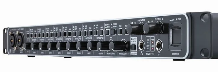 Behringer UMC1820, de behuizing van opzij