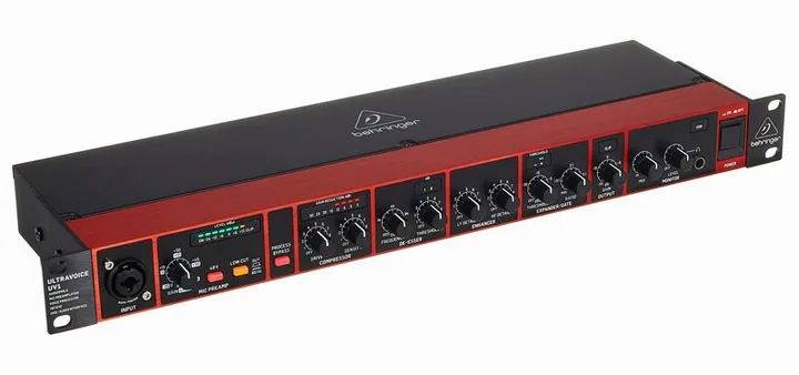 Behringer UV1, de aansluitingen aan de achterkant