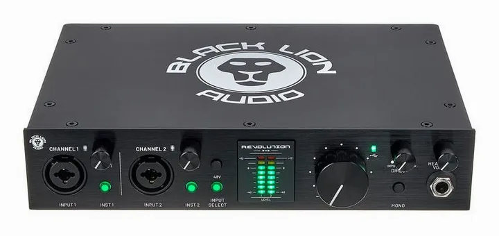 Black Lion Audio Revolution 2x2, het volumeknopje en de LED-meters