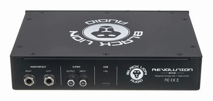 Black Lion Audio Revolution 2x2, de behuizing van opzij