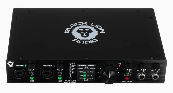 Black Lion Audio Revolution 6x6, de behuizing van opzij