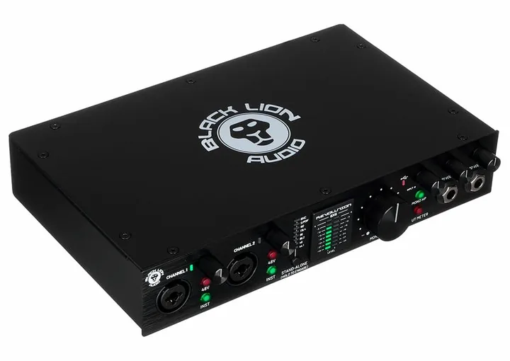 Black Lion Audio Revolution 6x6, de behuizing van opzij