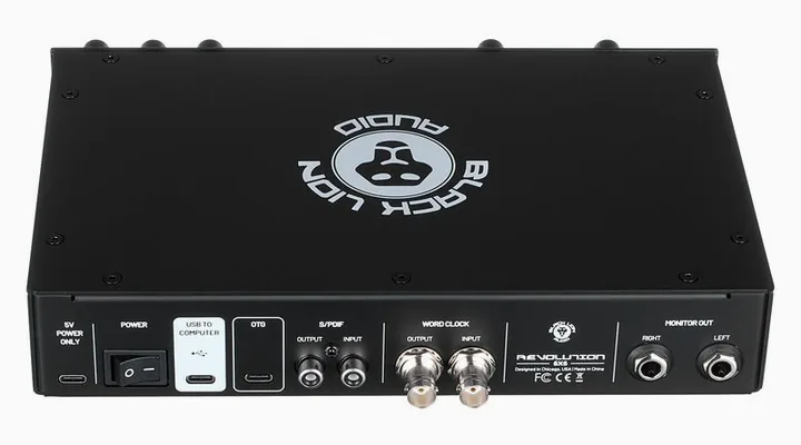 Black Lion Audio Revolution 6x6, de aansluitingen aan de achterkant