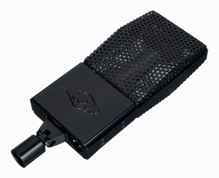 Cloud Microphones 44 Midnight, het logo en de afwerking