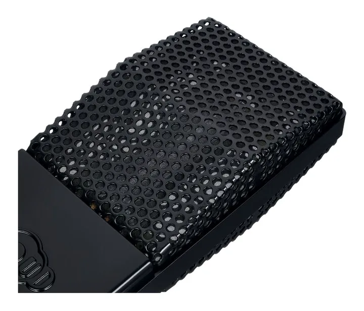 Cloud Microphones 44 Midnight, de XLR-aansluiting onderaan