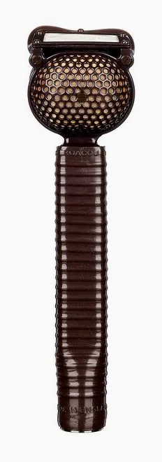 Coles 4104B Lip Microphone, de XLR-aansluiting onderaan