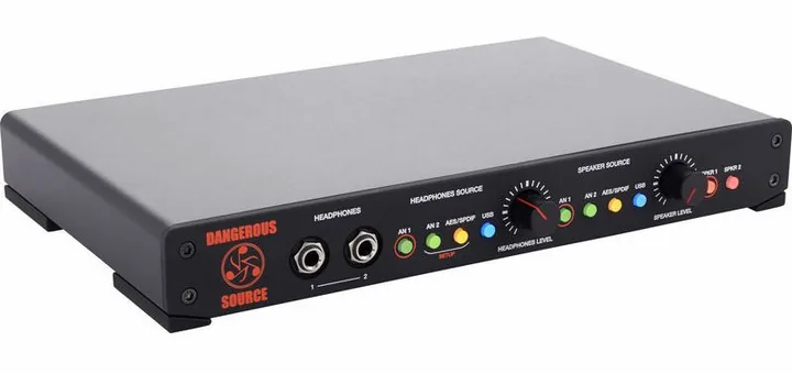 Dangerous Music Source, de achterkant met de aansluitingen